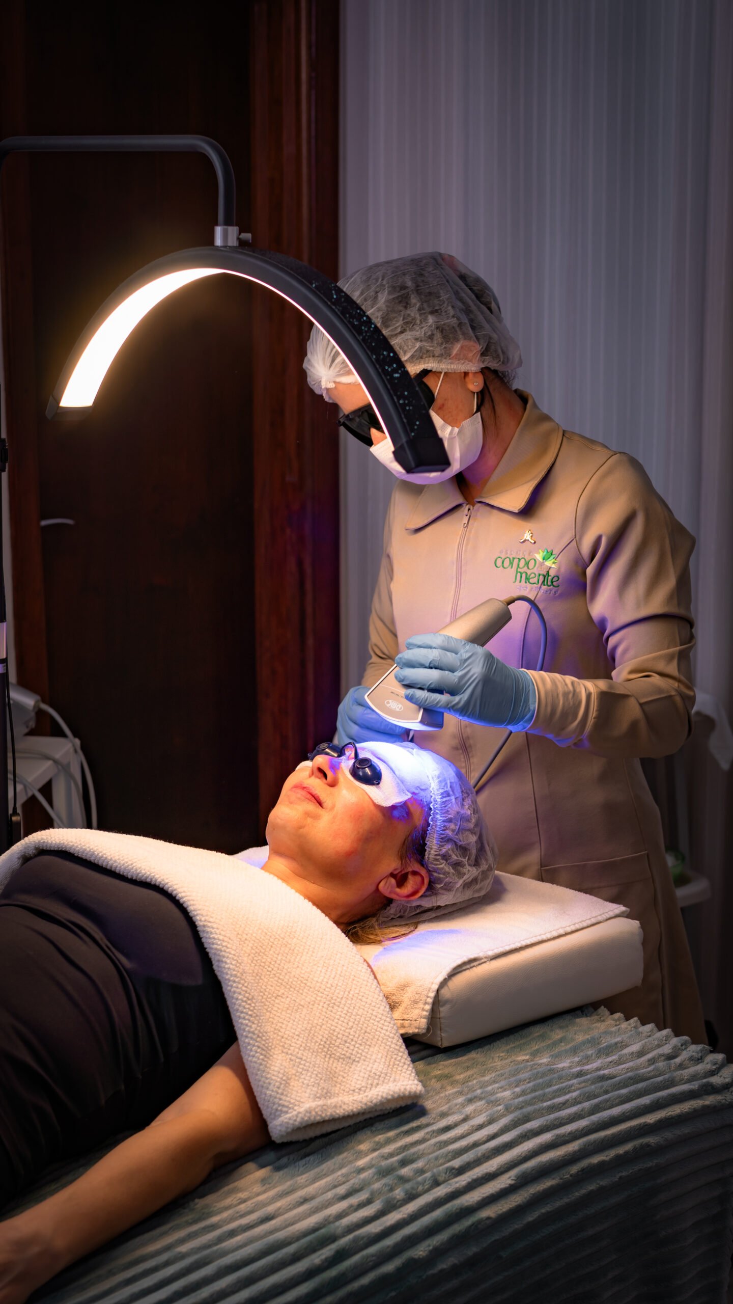 Tratamento facial com fototerapia