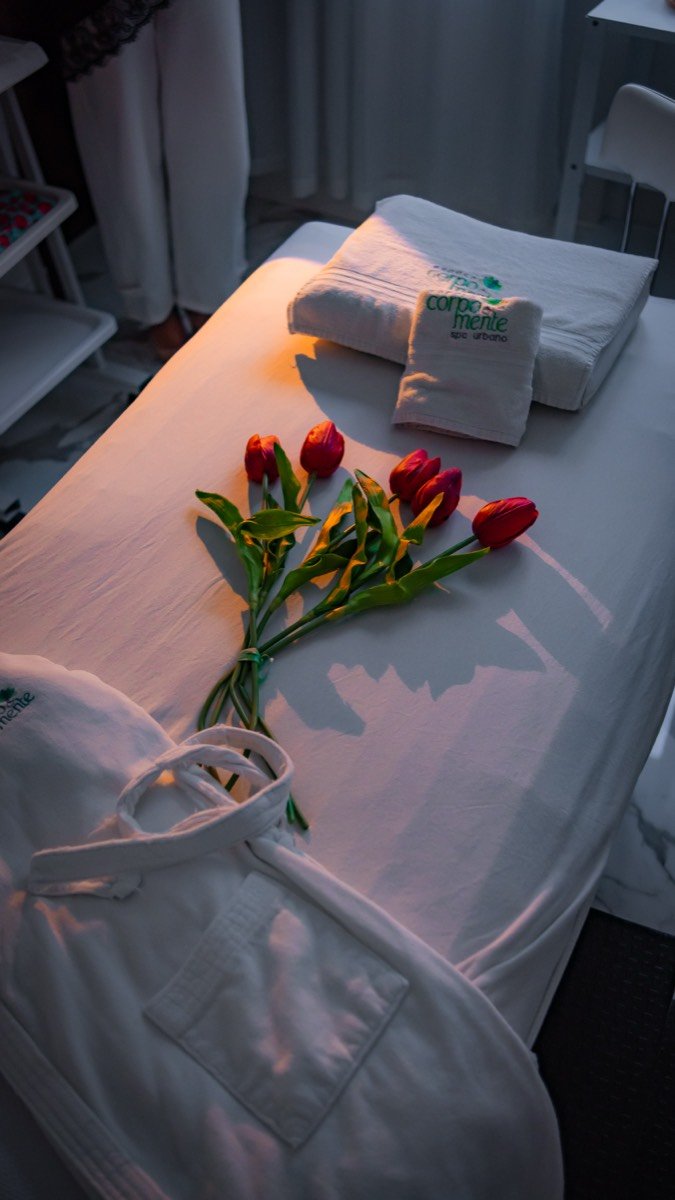 Maca preparada com toalhas e tulipas