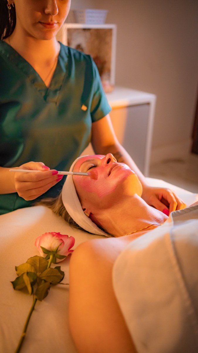 Tratamento facial com rosa