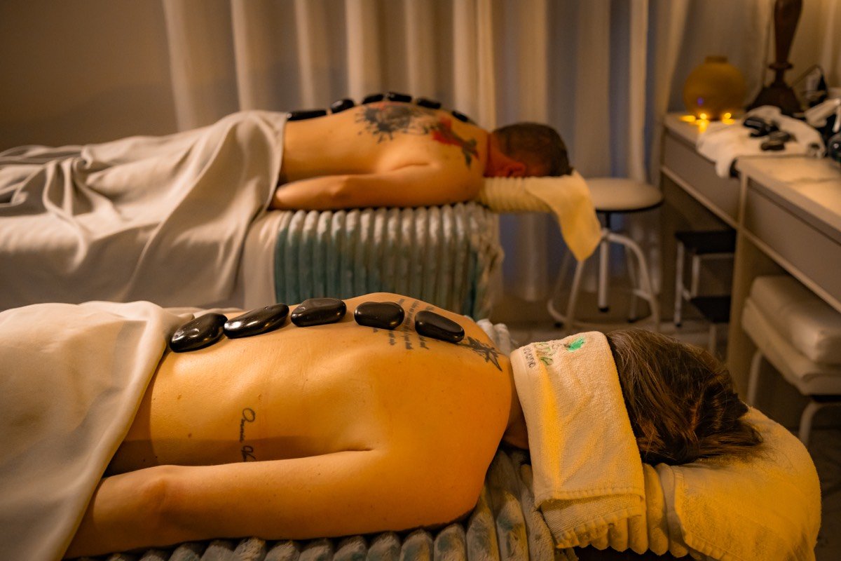 Casal em massagem com pedras quentes